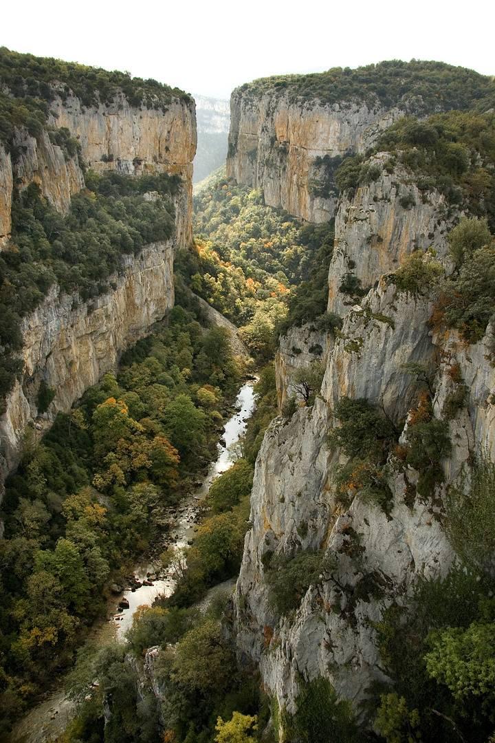 A man takes pictures in the Foz do Lumbier